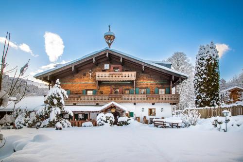 莱奥冈费恩霍夫蜜灵霍夫农家乐的大型小木屋,地面上积雪