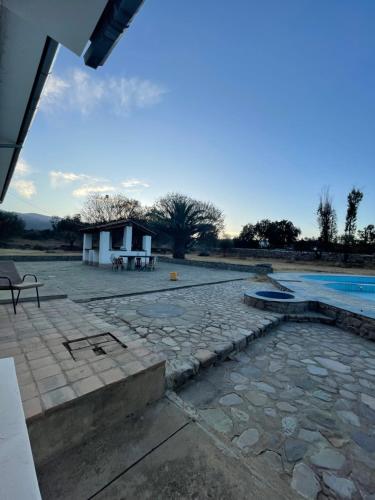 塔里哈Hotel Poneloya的石头庭院,带游泳池和房子