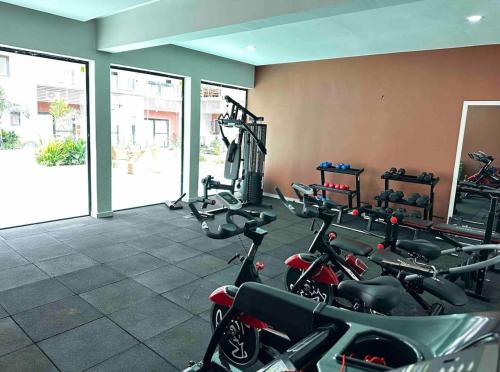 班珠尔Benteh Aqua View的健身房,自行车停放在房间内