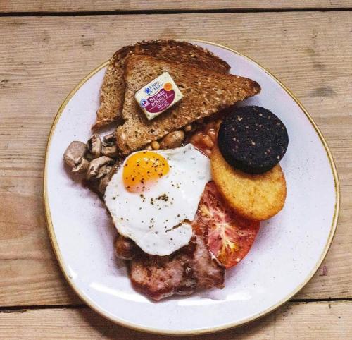 利物浦BLACKBURNE ARMS ,24 CATHARINE STREET HOTEL的包括鸡蛋和烤面包的早餐盘