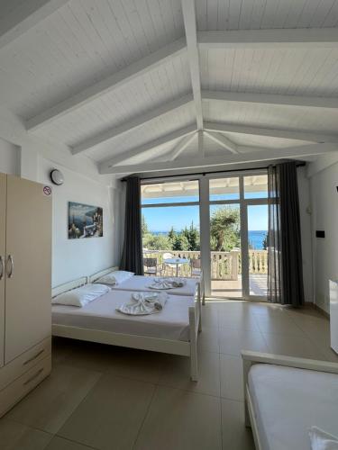 德尔米Essos Villas的一间卧室设有一张床,享有海景