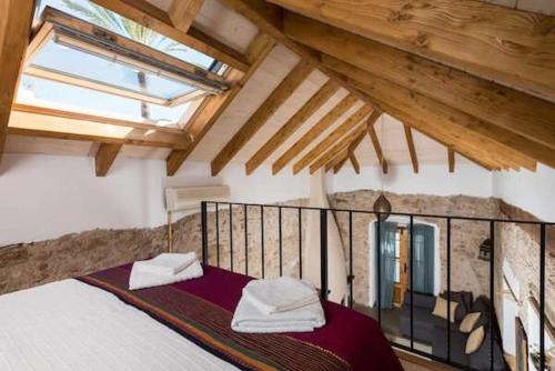 马贝拉The Farm Lodge的一间带一张床的卧室,位于带木制天花板的房间内