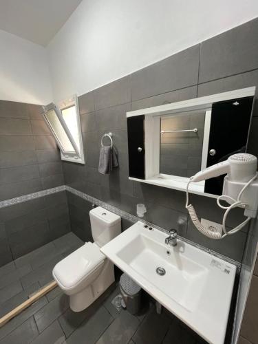 德尔米Essos Villas的浴室配有白色卫生间和盥洗盆。