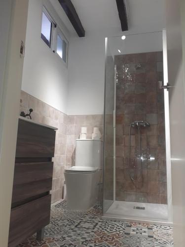 乌贝达Casa Manuel的一间带卫生间和玻璃淋浴间的浴室