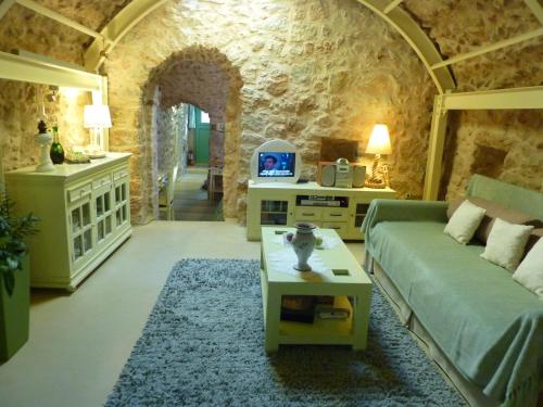 Ágios Geórgios Sykoúsis圣乔治斯考西斯传统住宅度假屋的客厅配有沙发和桌子