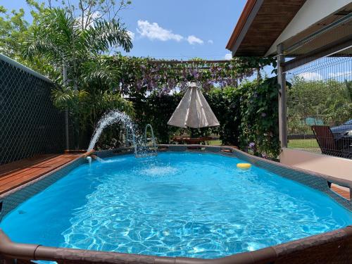 福尔图纳Casa RODME的一个带喷泉的游泳池