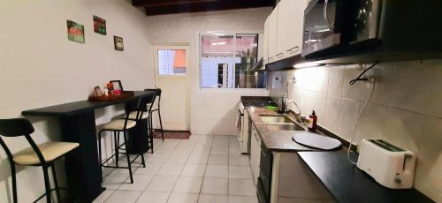 门多萨CASA CÉNTRICA RIOJA ,Patio Parrilla, Zona Residencial, Parking privado gratis a 100 mts的一个带水槽和柜台的小厨房