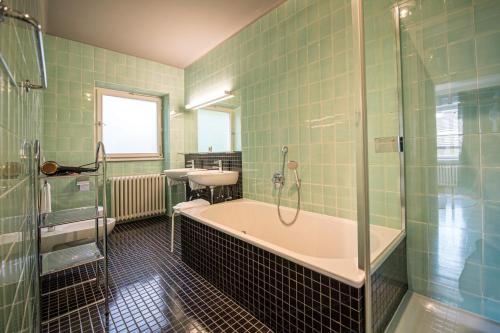奥蒂塞伊Villa Vastle的带浴缸、淋浴和盥洗盆的浴室