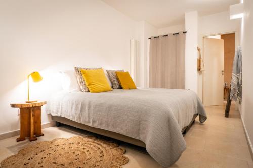 奥斯图尼Villa Gufo的一间卧室配有一张带黄色枕头和地毯的床