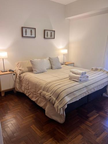科尔多瓦Luminoso departamento con vista!的一间卧室配有一张大床,上面有两盏灯