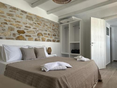 利普西岛Nature & Sea Lipsi的一间卧室配有一张床,上面有两条毛巾