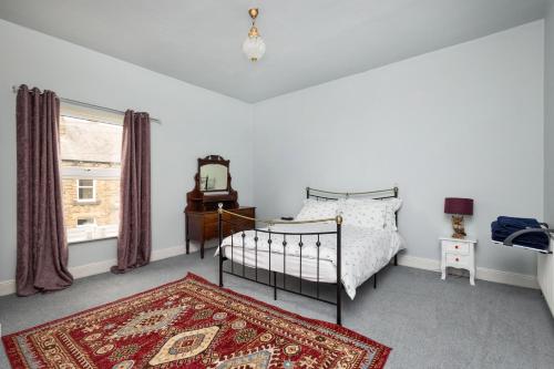 HorburyHorbury High St Wakefield的一间卧室配有床、地毯和窗户