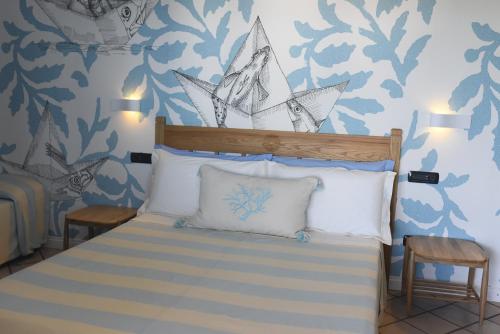 卡洛福泰Villa Elicriso的卧室配有一张床,墙上挂着海盗船