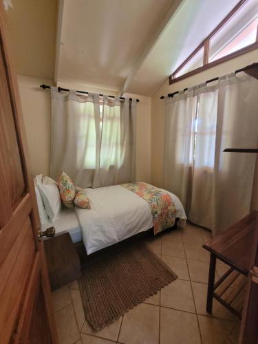 乌维塔Cabina Rancho la Merced的一间小卧室,配有床和窗户