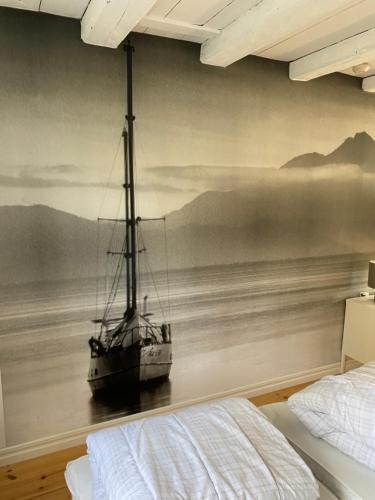 奈舍Barkeryd Norrtorpet的卧室,上面画着水中的船
