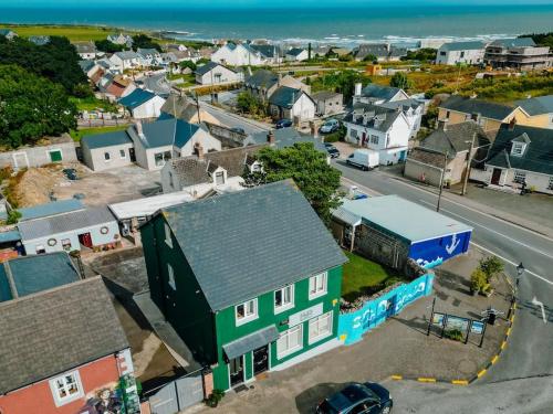 Clogherhead2 Bed on The Main Street的享有小镇的空中景致,设有房屋