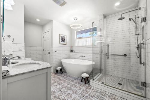 圣彼得堡The Kenwood Gables的白色的浴室设有浴缸和淋浴。