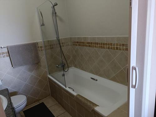 爱德华港Ocean View Villas F16 Port Edward的带淋浴、浴缸和卫生间的浴室