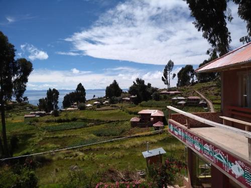 HuillanopampaTaquile Sumaq Wasi - Casa de Felipe e Ines的从房子的阳台上可欣赏到农场的景色