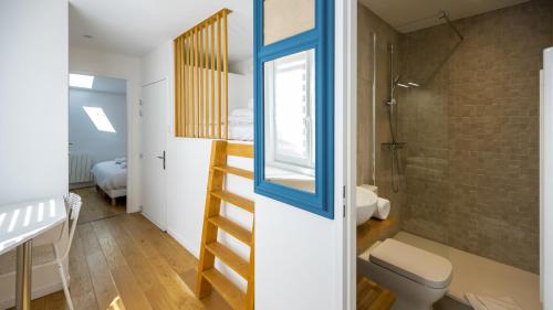 巴斯洛内特La Capitale - Les Gîtes de L Argile的一间带卫生间、淋浴和楼梯的浴室