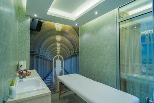弗尔尼亚奇卡矿泉镇Vila Ljubica的一间带水槽的浴室和一个带天花板的走廊