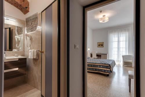 瓦隆布罗萨瓦隆布罗萨格兰德酒店的带淋浴的浴室和客房内的一张床