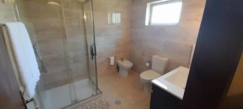 维达古My Portugal的带淋浴、卫生间和盥洗盆的浴室
