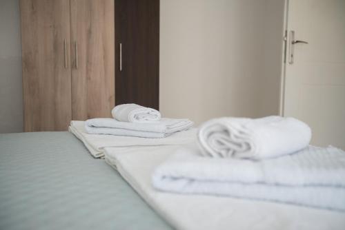 盖夫盖利亚Three Palms的镜子前床上的一大堆毛巾