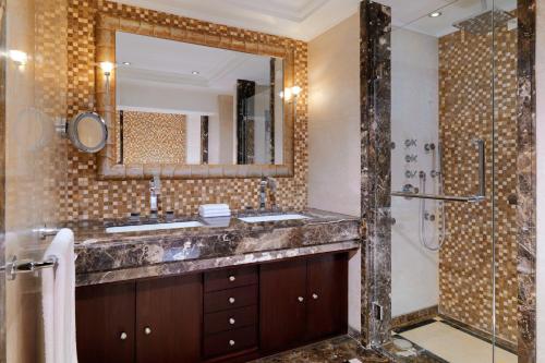 开罗开罗喜来登酒店及赌场的浴室配有盥洗盆和带镜子的淋浴