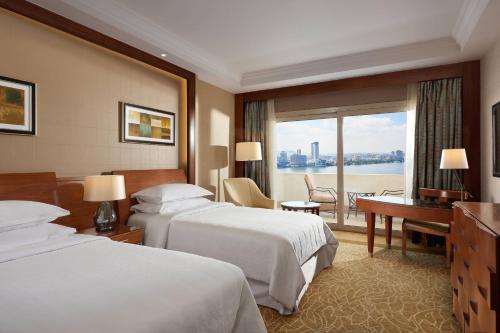 开罗开罗喜来登酒店及赌场的酒店客房配有两张床和一张书桌