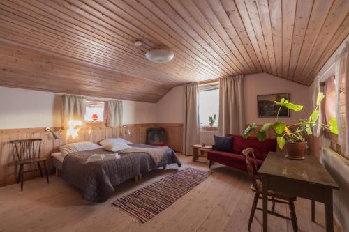卡利克斯Kalix Riverside inn, Farm timbering的一间卧室设有一张床和木制天花板