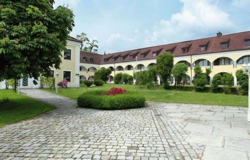 基尔夏姆Schloss Kirchham的庭院,设有大型建筑和砖砌车道