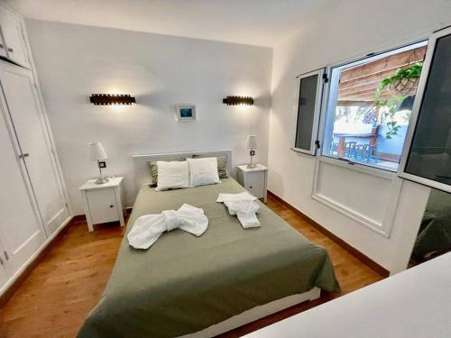 科斯塔特吉塞Oasis en Lanzarote的一间卧室配有一张床,上面有两条毛巾