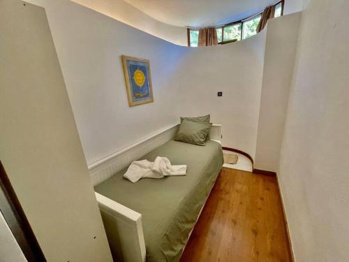 科斯塔特吉塞Oasis en Lanzarote的窗户客房内的小床