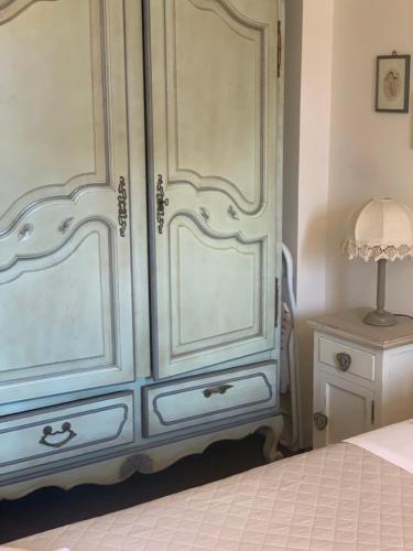 利维松多里Colle House的卧室配有蓝色和白色梳妆台和1张床