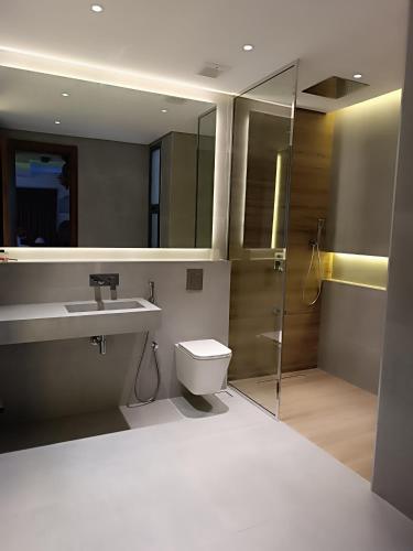 Al JināhValley CLIFF INN的浴室配有卫生间、盥洗盆和淋浴。