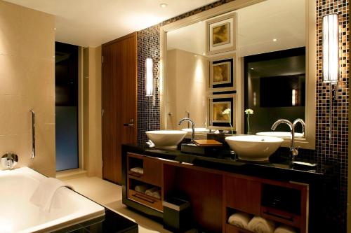 仙台The Westin Sendai的一间带两个盥洗盆和大镜子的浴室