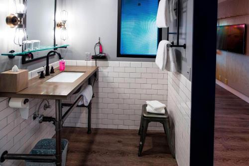 坦培凤凰城寺／ASU区慕奇夕酒店的一间带水槽和镜子的浴室