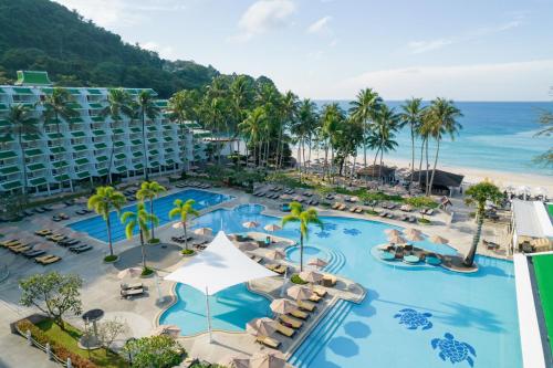 卡伦海滩Le Meridien Phuket Beach Resort -的享有带游泳池和海洋的度假村的空中景致