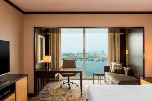 迪拜迪拜克里克喜来登酒店大厦的酒店客房设有书桌,享有风景。