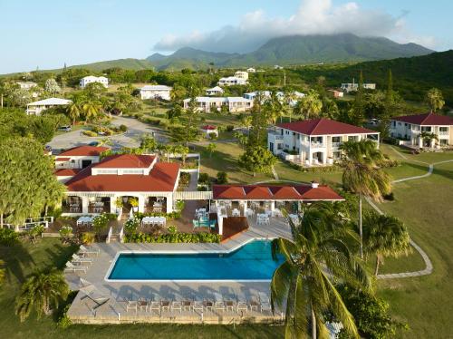尼维斯Mount Nevis Hotel的享有带游泳池的度假村的空中景致