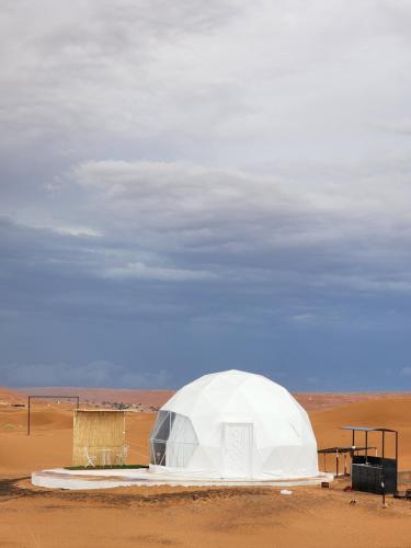 Al WāşilBubbles Domes Private Cmp的沙漠中的一个白色帐篷