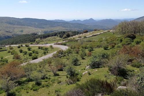 Santa María de la AlamedaCasa Rural Dunas的山地中 ⁇ 曲的道路