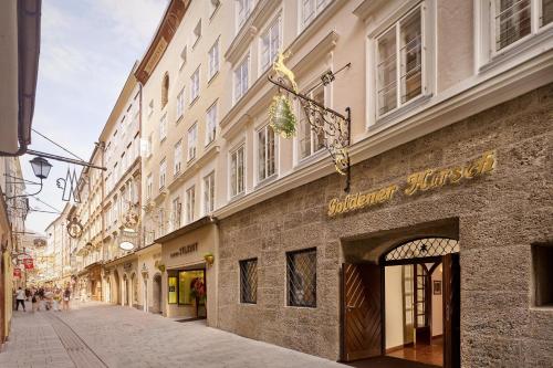 萨尔茨堡Hotel Goldener Hirsch, A Luxury Collection Hotel, Salzburg的一条街道上,有建筑标志