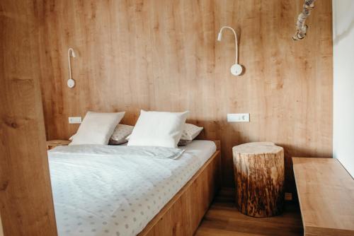 莫斯特拉纳Apartments Triglav的一间卧室设有一张床和木墙