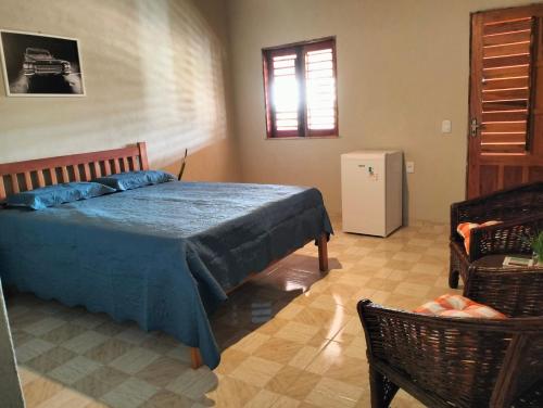 伊塔雷马Pousada Villa Marini的一间卧室配有一张带蓝色棉被的床