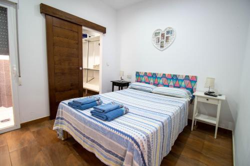 莫特里尔RentitSpain Carrera del Mar, 17 Apartamento的一间卧室配有一张带两个蓝色枕头的床