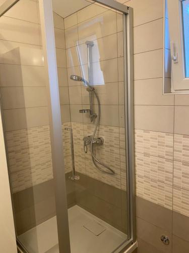 克尔克Apartment Klara的浴室里设有玻璃门淋浴
