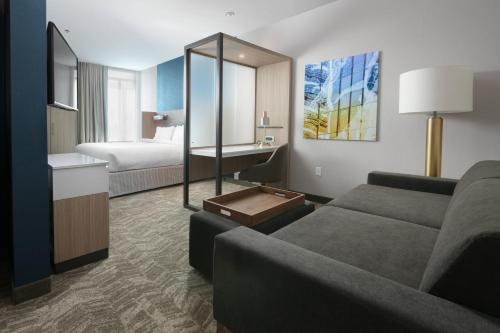德克萨斯城SpringHill Suites by Marriott Texas City的客厅配有沙发和1张床