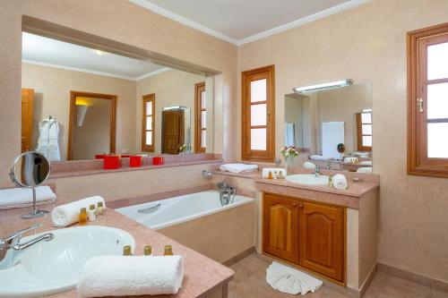 马拉喀什阿比阿德别墅的带浴缸和盥洗盆的大浴室